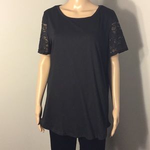 KOITMY SHORT-SLEEVE BLACK LACY KEYHOLE STRETCH TOP